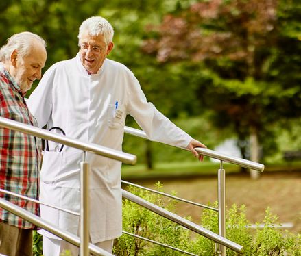 Dr. Matthias Kramer beim Lauf-Training mit einem Patienten Effektive Therapien in der Geriatrie