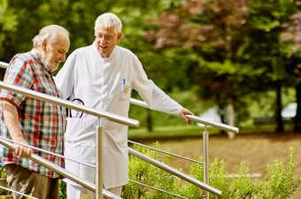 Dr. Matthias Kramer beim Lauf-Training mit einem Patienten