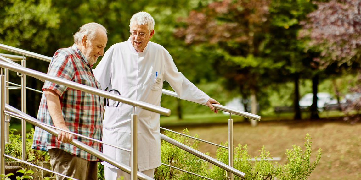 Dr. Matthias Kramer beim Lauf-Training mit einem Patienten