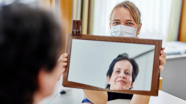 Therapeutin Elisabeth Puschner mit einer Patientin
