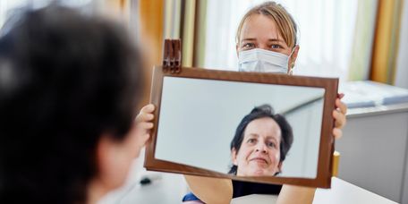 Therapeutin Elisabeth Puschner mit einer Patientin