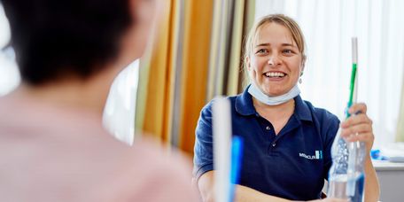 Therapeutin Elisabeth Puschner mit einer Patientin