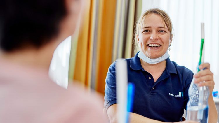 Therapeutin Elisabeth Puschner mit einer Patientin