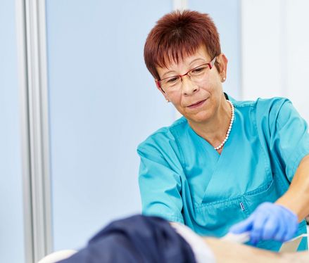 Wundschwester bei der Arbeit Warum wir auf ein eigenes Wundversorgungsteam setzen