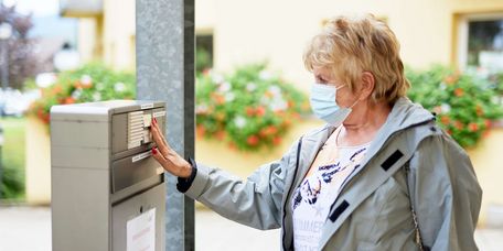 Melden Sie sich an: kontaktlos über die Sprechanlage