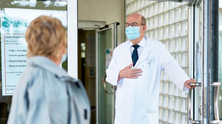 Patienten-Aufnahme in die Klinik: persönlich begleitet durch einen Arzt