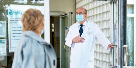 Patienten-Aufnahme in die Klinik: persönlich begleitet durch einen Arzt