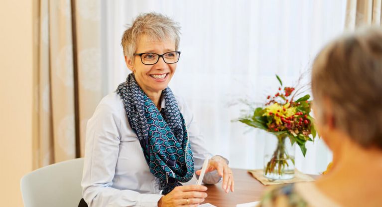 Frau Schürmann im Gespräch mit einer Patientin