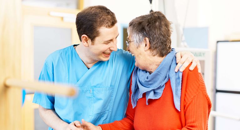 Neurologische Patientin bei der Therapie