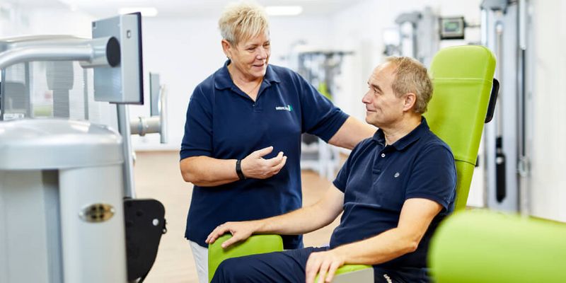 Physiotherapeutin und Patient im MTT-Raum