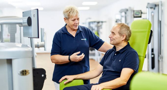 Physiotherapeutin und Patient im MTT-Raum