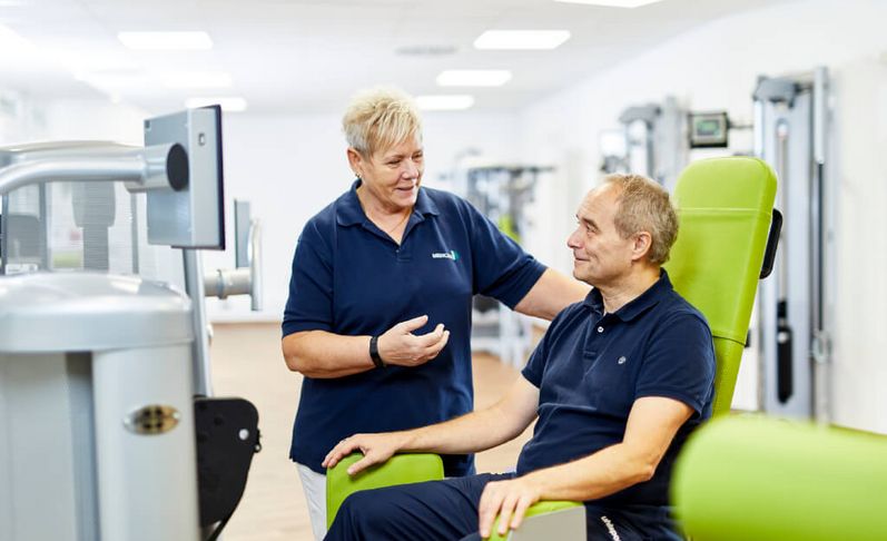 Physiotherapeutin und Patient im MTT-Raum