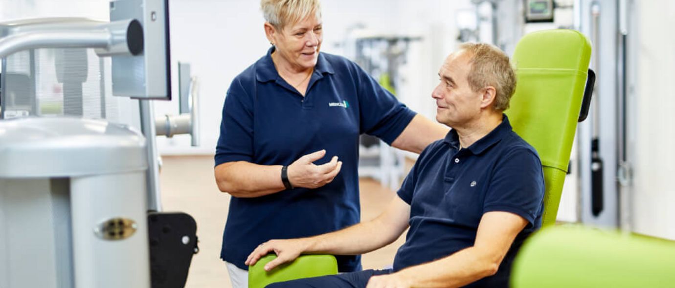 Physiotherapeutin und Patient im MTT-Raum