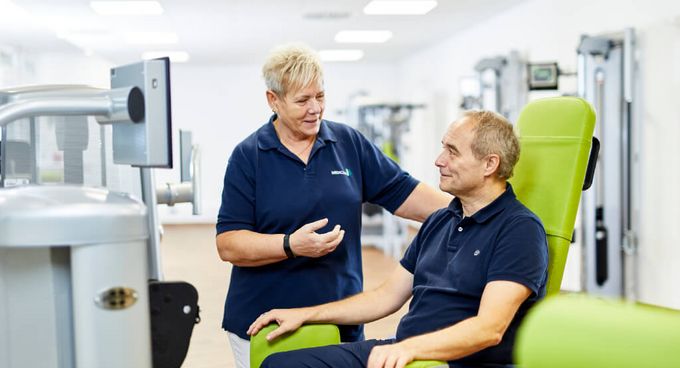 Physiotherapeutin und Patient im MTT-Raum