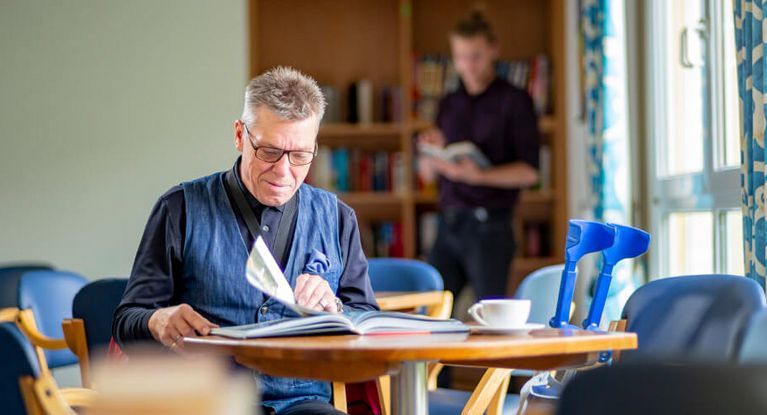 Patient im Lesezimmer  Patient im Lesezimmer