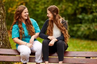 Pfleger und Patient lachen im Freien
