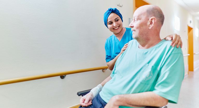 Pflegerin lächelt zu Patient Pflegerin lächelt zu Patient