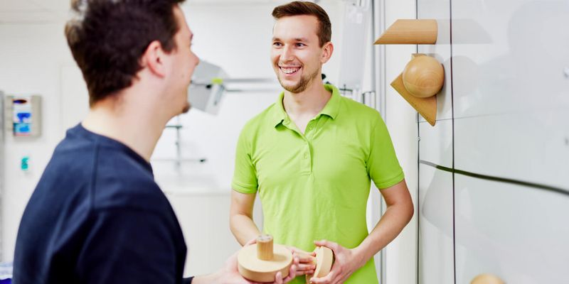 Patient und Physiotherapeut