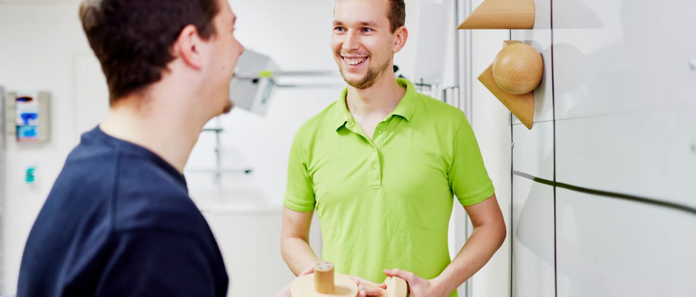 Patient und Physiotherapeut