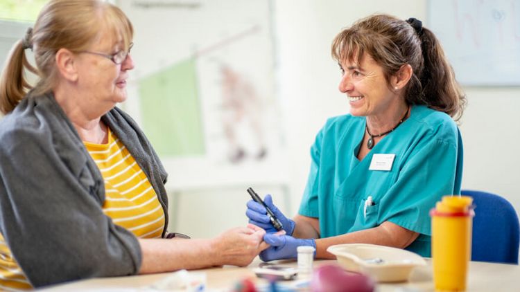  Patientin bei der Diabetesschulung