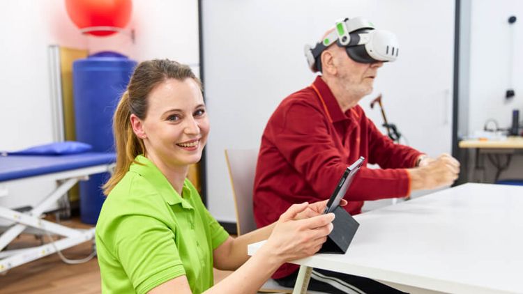 Eine Therapeutin und ein Patient bei der Therapie mit der VR-Brille
