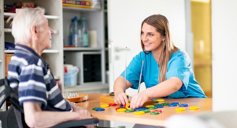 Neurologischer Patient bei der Therapie