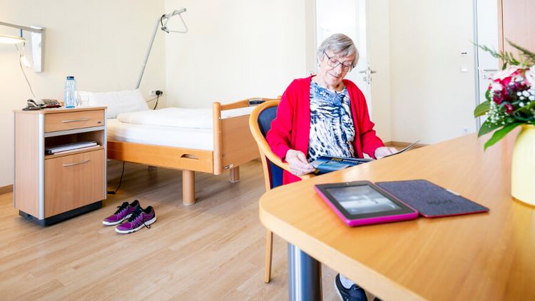  Patientin liest im Zimmer