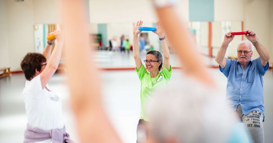 Therapeutin leitet Patientengruppe in der Sporttherapie an