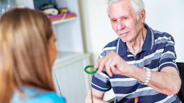 Patient bei der Ergotherapie