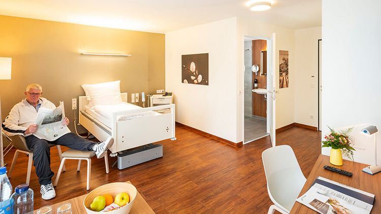 Patient in Patientenzimmer