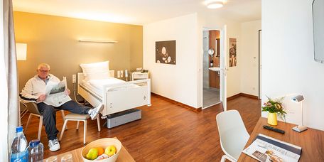 Patient in Patientenzimmer