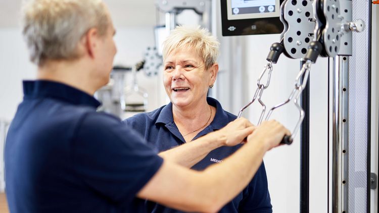 Pfleger beim Gerätetraining