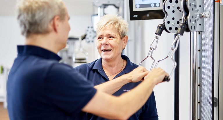 Pfleger beim Gerätetraining Pfleger beim Gerätetraining