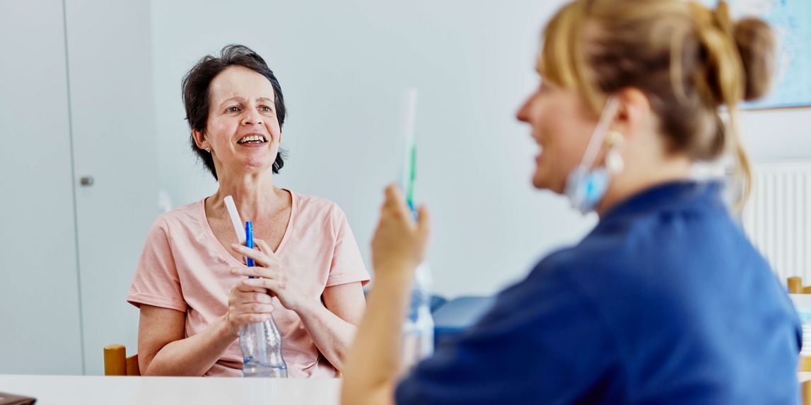 Therapeutin Elisabeth Puschner mit einer Patientin