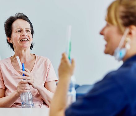 Therapeutin Elisabeth Puschner mit einer Patientin Selbständig schlucken macht glücklich