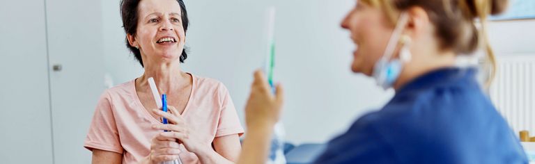 Therapeutin Elisabeth Puschner mit einer Patientin