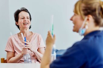 Therapeutin Elisabeth Puschner mit einer Patientin